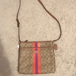 NWT COACH VARSITY STRIPE FILE BAG IN SIGNATURE F38402